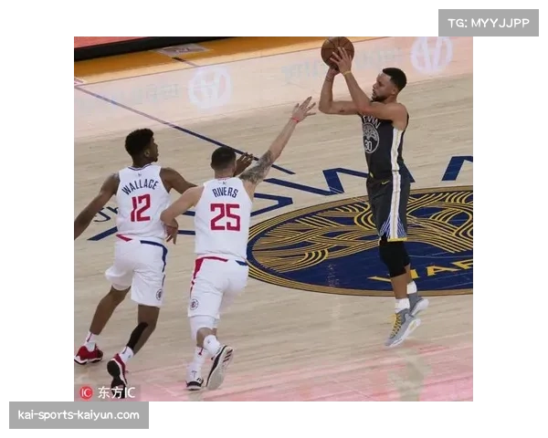 库里第三节命中超远压哨三分 展现巨星个人魅力